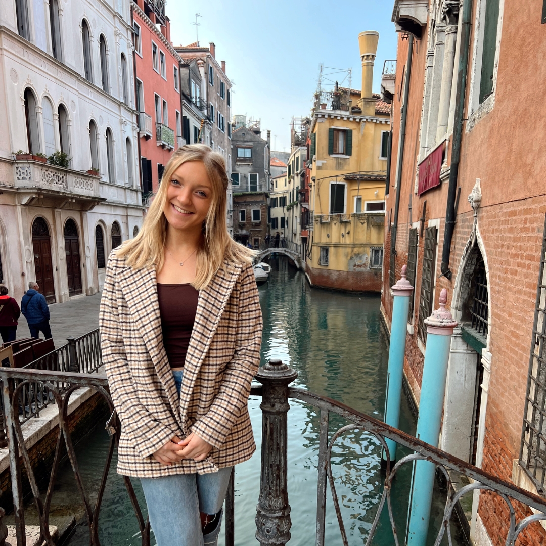 '23 Italy study abroad marketing analytics major Allison Lundeen 