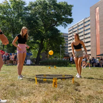 Students playing spikeball at Tour De Rec event on upper campus.