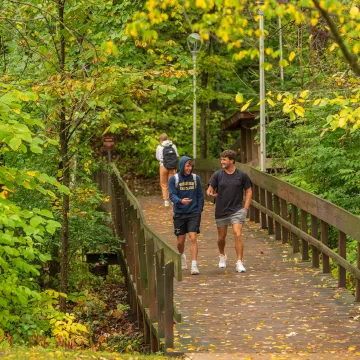 two students walking toward Davies from Putnam trail 