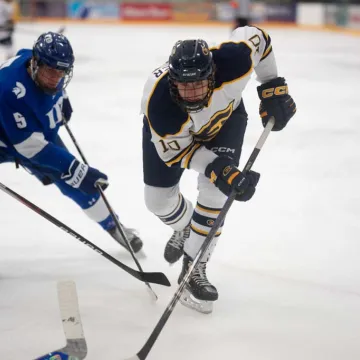 Men's hockey 2024, Blugold driving with puck