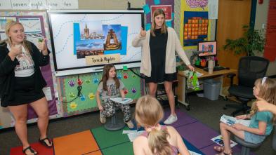 Student teachers in youth Spanish class