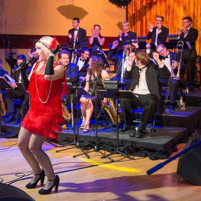 A performer wearing 1940’s era clothing sings at UW-Eau Claire’s Gatsby’s Gala.