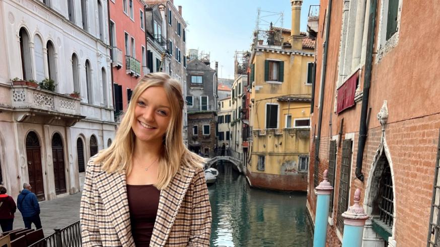 '23 Italy study abroad marketing analytics major Allison Lundeen