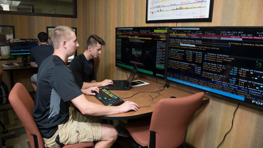 two students in COB Bloomberg terminal lab 