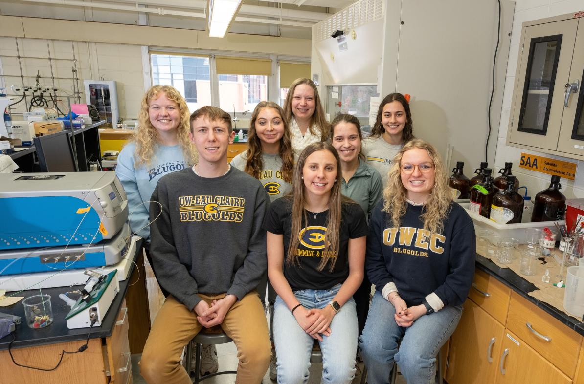 science lab with group of students and a faculty mentor 