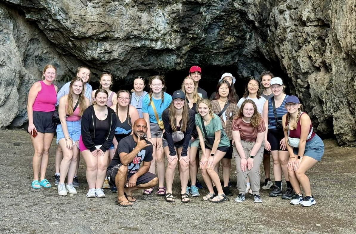 Winterim immersion group shot in Hawaii on the beach 