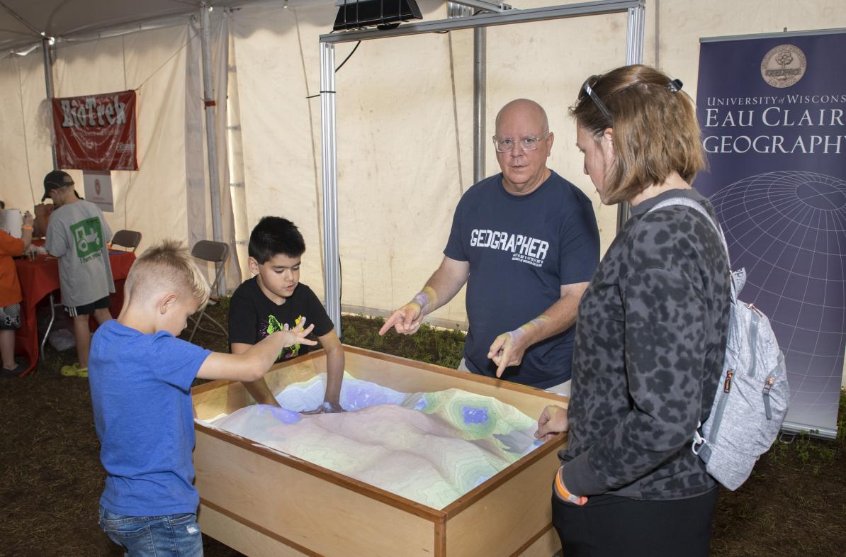 Gary Runnings and visitors at the virtual reality sand table at Farm Tech Days