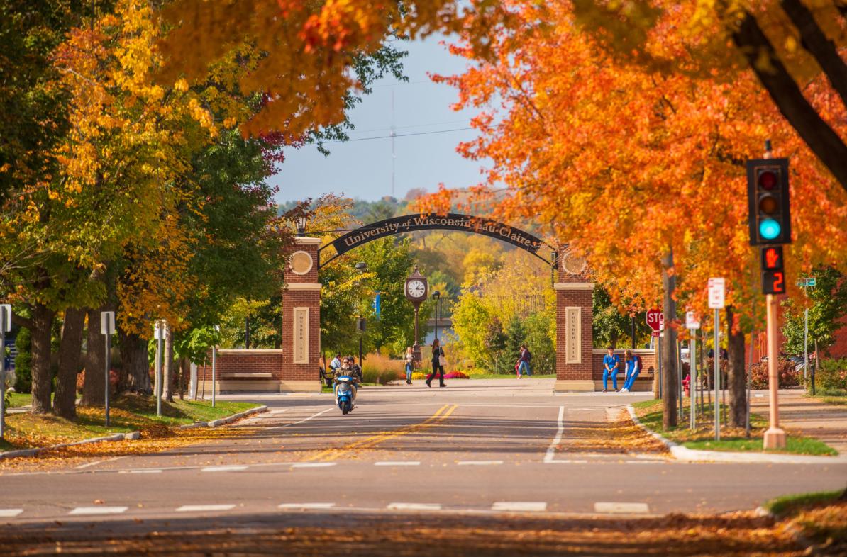 fall colors through the gateway arch on campus